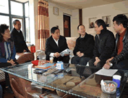 云南省委领导看望黄润乾院士.gif